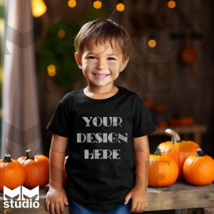 Gildan 5000B Schwarz Mockup Schwarzes Tshirt Mockup Herbst Kinder T-Shirt Mockup Kid Outdoor Mockup Boy Schwarz Gildan Mock Kinder Shirt Kürbis Bauernhof Mockup