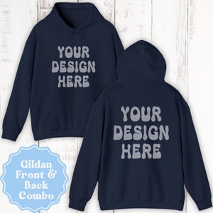 Puede incluir: Una sudadera con capucha azul marino con opción de diseño frontal y posterior. El texto "YOUR DESIGN HERE" está impreso en una fuente retro blanca en la parte delantera y trasera de la sudadera.