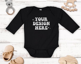 Maquette de body à manches longues pour bébé Black Rabbit Skins 4411 Maquette 4411 Black Rabbit Skins Maquette Bundle Maquette Boho Baby Mockup Flatlay