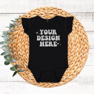 Puede incluir: Mono negro para bebé con mangas con volantes y el texto "YOUR DESIGN HERE" en blanco.