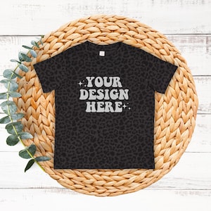 Svarta leopardkaninskinn 3321 Mockup Fin jersey-t-shirt för småbarn Mockup 3321 Mockup-paket Kaninskinn Mockup Boho Flatlay Baby Mockups