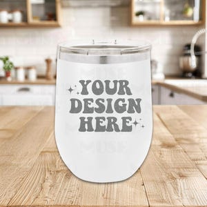Maqueta de vaso de vino de 12 oz, maqueta de vaso polar blanco camel, maqueta de vaso de viaje con aislamiento, maqueta de Printify POD, maqueta de taza de vino, vaso de vino blanco