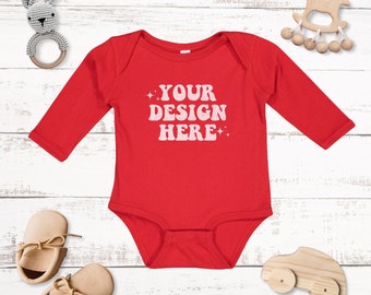Rote Kaninchenfelle 4411 Säugling Langarm Bodysuit Mockup 4411 Rotes Mockup Kaninchenfelle Mock up Bundle Boho Baby Mockup Flatlay