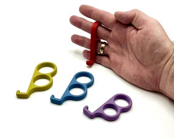 Puede incluir: Cuatro abridores de manijas de puertas en diferentes colores: amarillo, azul, morado y rojo. Los abridores tienen dos bucles y un gancho en un extremo.