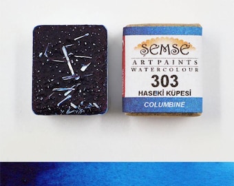 Può includere: Una pastiglia di acquerello di colore blu scuro. La pastiglia è etichettata "Semse Art Paints Watercolour 303 Haseki Küpesi Columbine".
