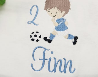 Geburtstagsshirt personalisiert/ Fußballer mit Namen und Zahl/ bestickt/ Geschenk zur Geburtstag/ personalisierter Babybody / Shirt mit Zahl