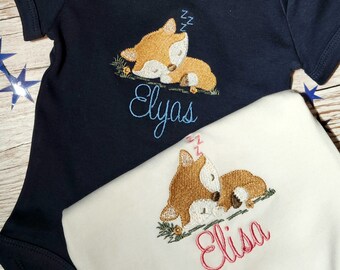 Babybody personalisiert Babybody/ Schlafender Fuchs/ bestickt/ Geschenk zur Geburt/  Babybody mini/ Fuchs Shirt/ Body Oma Opa