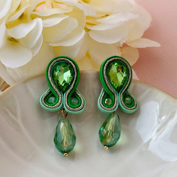 Handgefertigte Soutache-Ohrringe in leuchtendem Grün - Laury goes New Delhi