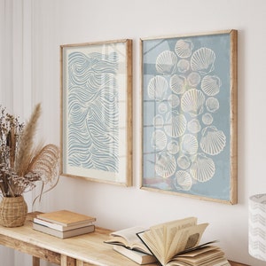 Juego de 2 cuadros en beige y azul cielo, juego de pósteres minimalistas bohemios costeros, arte estético, arte de pared en azul bebé, arte lineal en ostras y olas