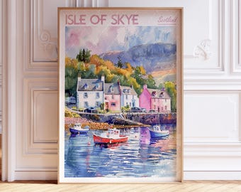 Może przedstawiać: Akwarela przedstawiająca małą wioskę na wyspie Skye w Szkocji. Obraz przedstawia kolorowe domy, port z łodziami i pasmo górskie w tle.