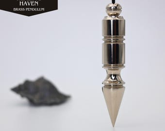 Péndulo de latón Healing Haven de 9 cm, péndulo curativo, equilibrador de energía, herramienta de limpieza de chakras, colgante de cristal natural para meditación y bienestar.