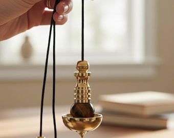 Pendolo Verdant Spirit – Pietra occhio di tigre e ottone per la guarigione energetica, il chakra del cuore e l'equilibrio spirituale