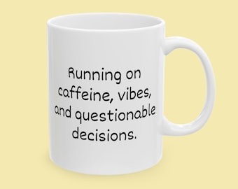 Kubek „Running On Caffeine, Vibes, And Questionable Decisions”, prezent do biura, prezent na studia, prezent dla współpracownika, prezent dla kolegi, prezent dla najlepszego przyjaciela