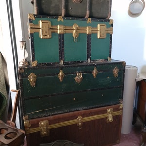 Baúl rústico de madera tipo cofre para guardar tesoros. #muebles  #mueblesvintage #baul #madera #maderareciclada #cofre #vintage…