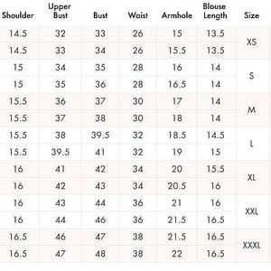 Puede incluir: Una tabla de tallas en blanco y negro para una blusa, con columnas para tallas estadounidenses de 0 a 21, medidas correspondientes de hombro, busto superior, busto, cintura, sisa y largo de blusa en pulgadas, adem&aacute;s de tallas XS a XXXL y UK.