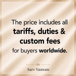 Pu&ograve; includere: Un grafico quadrato color beige con testo nero che recita: The price includes all tariffs, duties & custom fees for buyers worldwide. Sotto il testo si trova una piccola icona di loto e il nome del marchio Sarv Vastram centrato.