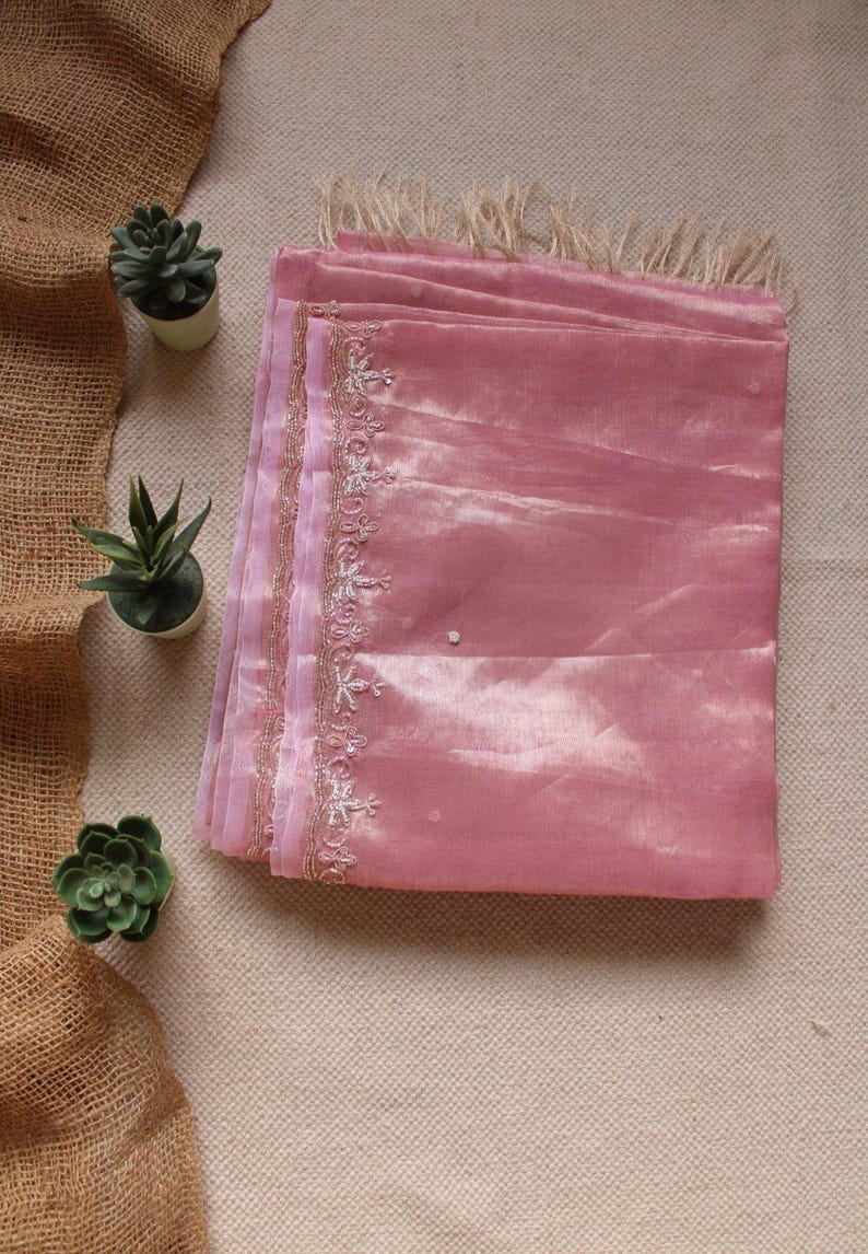 Sari rosa, sari lavorato a mano, sari ricamato, sari in tessuto, sari di lusso per matrimoni, sari per celebrazioni, sari regalo di Natale per lei immagine 1