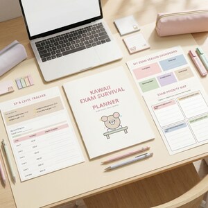 Könnte beinhalten: Ein Kawaii Exam Survival Planner Notizbuch mit einer Bärenillustration, begleitet von einem XP & Level Tracker Blatt, einem Exam Season Dashboard, einer Exam Priority Map, einem Laptop, Stiften, Haftnotizen und einem rosa Federmäppchen.
