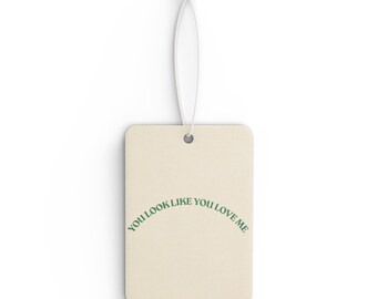 Ambientador para coche "You Look Like You Love Me" / Texto en arco verde, etiqueta con aroma minimalista