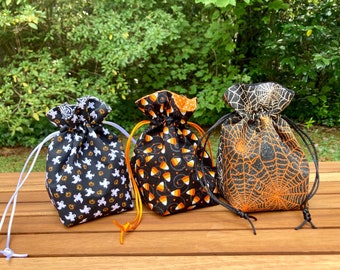Sac à friandises fait main avec cordon de serrage pour Halloween | Barbe à papa, Fantômes, Toile d'araignée