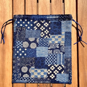 Bolsa con cordón de patchwork azul: Bolsa Montessori de algodón japonés Sevenberry (20,3 x 24,1 cm)
