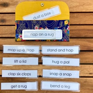 Tarjetas de comandos fonéticos en bolsa de cierre con diseño floral azul mediano / Montessori Primary (3-6) Bolsa de lectura fonética con 30 tarjetas de comandos laminadas
