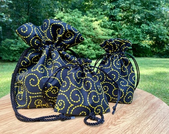 Sac à cordon en coton fait main : pochette en tissu tourbillon noir et jaune