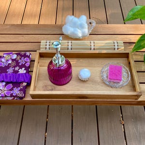 パープル モンテッソーリ 葉っぱ掃除アクティビティセット | 花と蝶のエプロン、植物用霧吹き、トレイ