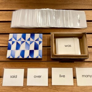 100 mots du puzzle Montessori avec petite boîte | Mots visuels plastifiés + boîte bleue et blanche | Cartes flash haute fréquence plastifiées pour les lecteurs précoces