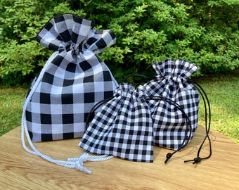 Bolsas de regalo a cuadros negros/ Bolsa reutilizable con cordón de tela en blanco y negro/ Bolsa de regalo decorativa