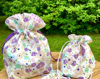 Sacs à cordon fleuris printaniers violets, verts, bleus ou roses | Pochette réutilisable en tissu avec cordon de serrage | Sac cadeau décoratif| Sac cadeau fait main