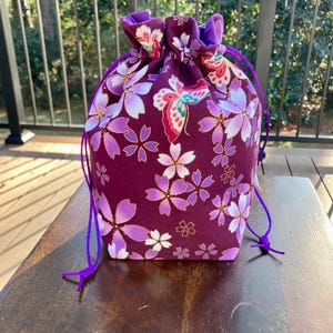Bolsa de proyecto con cordón floral morado hecha a mano con forro morado