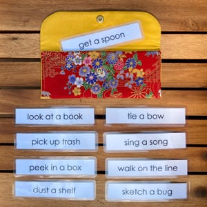 Tarjetas de comando de fonograma en bolsa de cierre con diseño floral rojo mediano / Montessori Primary (3-6) Bolsa de lectura de fonograma con 25 tarjetas de comando laminadas