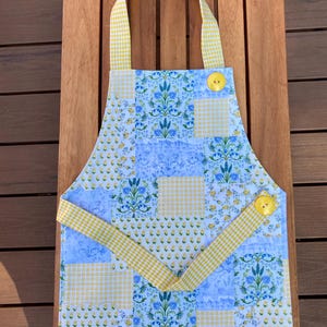 Delantal Montessori con diseño floral de patchwork: algodón azul y amarillo, 3-6 años