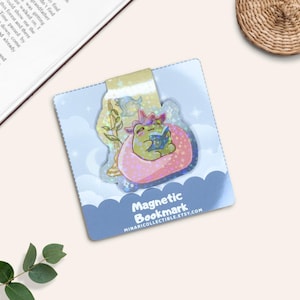 Peut inclure: Une tasse en céramique blanche avec une anse noire et le texte "But First, Coffee" en noir, dans une police manuscrite. La tasse est posée sur une surface blanche.