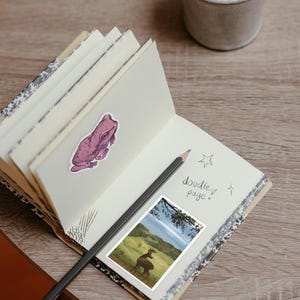 Sticker chevreuil printanier - Illustration animale originale, art de la nature, sticker pour agenda plein air, fabrication de cartes, joli paysage
