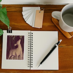 Deer Wildlife Kiss-Cut Sticker – Originele dierenillustratie, donkere kunst, buitendecor, plannerstickers, kaarten maken, landschapsontwerp