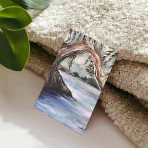 Postal expresionista abstracta con flujo de árboles: impresión artística inspirada en la naturaleza tranquila que presenta un sauce, agua y un sutil paisaje urbano más allá de un lago