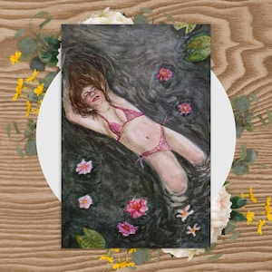 Floating on a Pond - Aquarell Postkarte – Frau schwimmt im dunkelblauen Wasser, wilde Skizze eines Sees, Seerosenblatt, Bikini, Kunstdruck