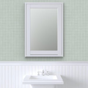 K&ouml;nnte beinhalten: Ein wei&szlig; gerahmter Medizinschrank mit Spiegelt&uuml;r ist an einer hellgr&uuml;nen, strukturierten Wand befestigt. Darunter befindet sich ein wei&szlig;es Waschbecken mit Chromarmaturen vor einer wei&szlig;en Wand mit Paneelen.