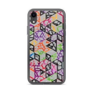 Op de afbeelding: Een transparante telefoonhoes met een kleurrijk geometrisch patroon. Het patroon bevat verschillende vormen, waaronder driehoeken, vierkanten en zeshoeken. De kleuren in het patroon zijn rood, oranje, geel, groen, blauw, paars en zwart.