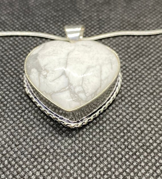 GLAMOROUS HOWLITE Heart Pendant Necklace
