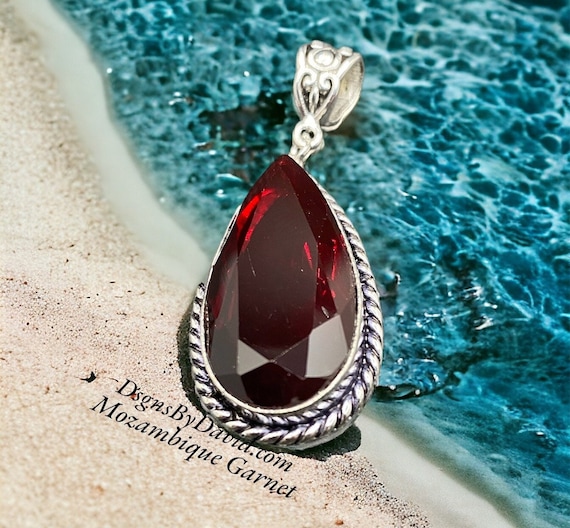 Gorgeous MOZAMBIQUE GARNET Pendant Necklace
