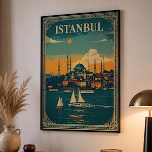 Puede incluir: Un grabado artístico enmarcado con la palabra "ISTANBUL" en la parte superior. La obra de arte representa un paisaje urbano con minaretes, una gran cúpula y veleros en el agua. La paleta de colores incluye verde azulado, naranja y dorado.