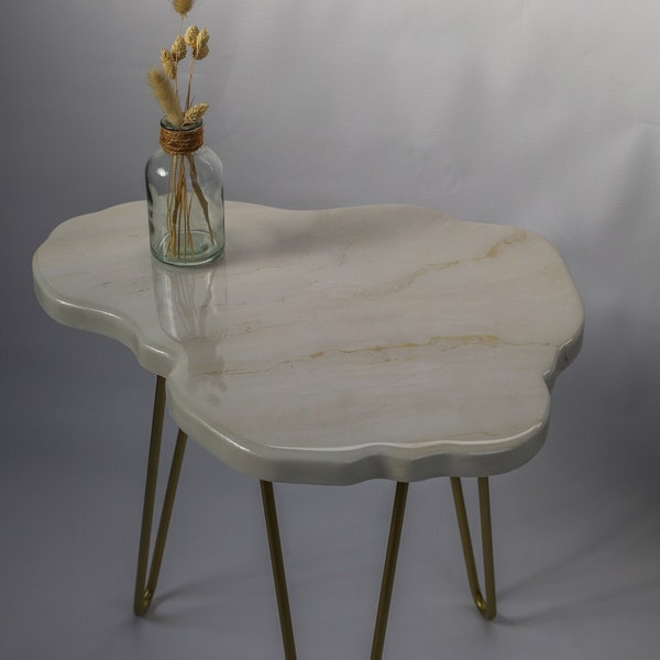 Table basse fabriquée à la main en résine époxy beige avec plateau en marbre - Table d'appoint moderne unique pour la décoration intérieure