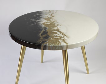 Moderner Couchtisch aus Epoxidharz – schwarz-weiß-gold, 60 cm Durchmesser, niedriger Couchtisch mit goldenem Bein, Heimdekoration. Luxus-Interieur