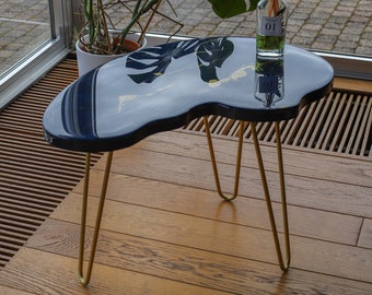 Table basse fabriquée à la main en résine époxy bleu marine avec pieds dorés - Personnalisez votre pièce maîtresse artistique, des meubles en époxy à votre intérieur