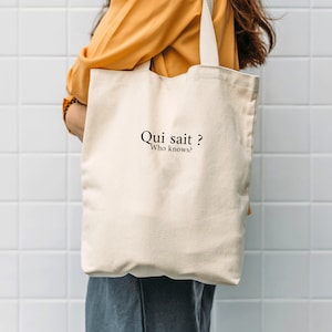 Prosta i minimalistyczna torba typu totebag z tekstem po francusku i angielsku - „Qui sait?” i „Who knows?” Pomysł na prezent, francuski, angielski, dwujęzyczny
