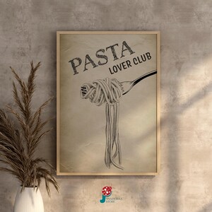 Puede incluir: Un póster de estilo vintage con el texto "PASTA LOVER CLUB" en letras negras sobre un fondo beige. Una ilustración en blanco y negro de un tenedor con espaguetis en él está en el centro del póster.