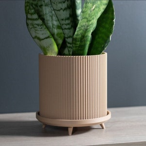 Plant pot with drainage in 8 color variations - The Lloyd